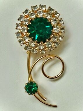 Vintage Emerald Green & Clear Rhinestone Flower Brooch – Gold Tone Swirl Stem –